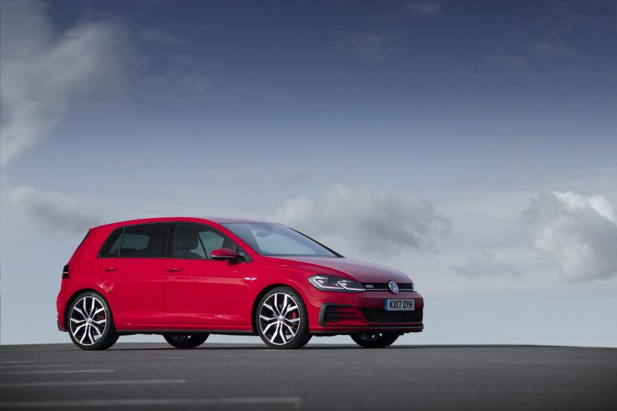  Volkswagen Golf GTi 5-Door 2017 года  (UK) (фото 18 из 28)